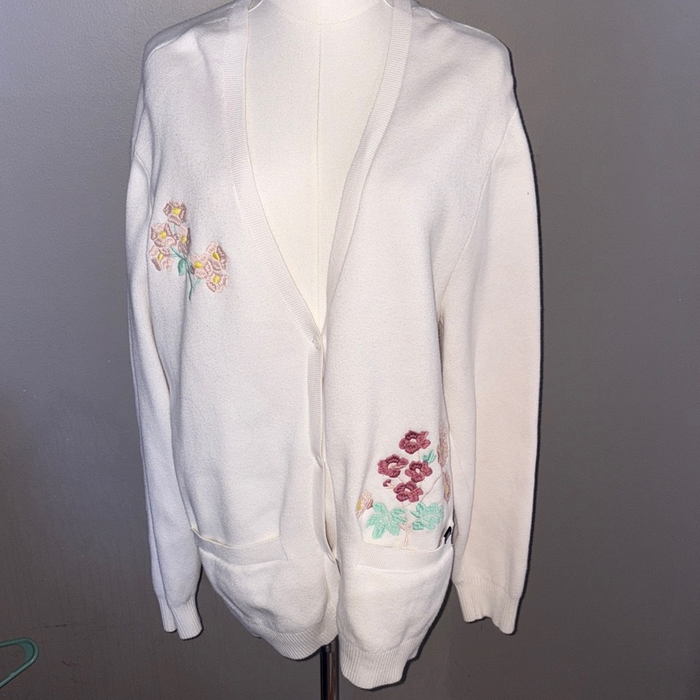 Vans Women's M/L Cream Floral Embroidered
Cardigan Button Front Pocket Sweater